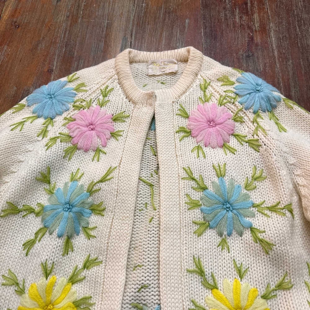Fully Fashioned Vintage 50s Cream Wool Floral Embroidered Cardigan S - Picture 2 of 9